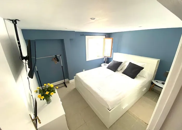 Jolie Individuel, Dans Un Quartier Calme Tres Proche De La Plage.